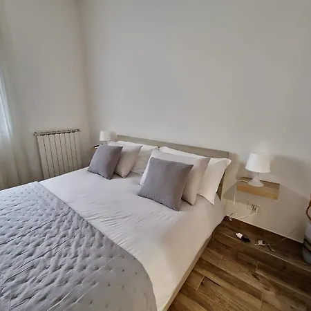 Daisy Apartment